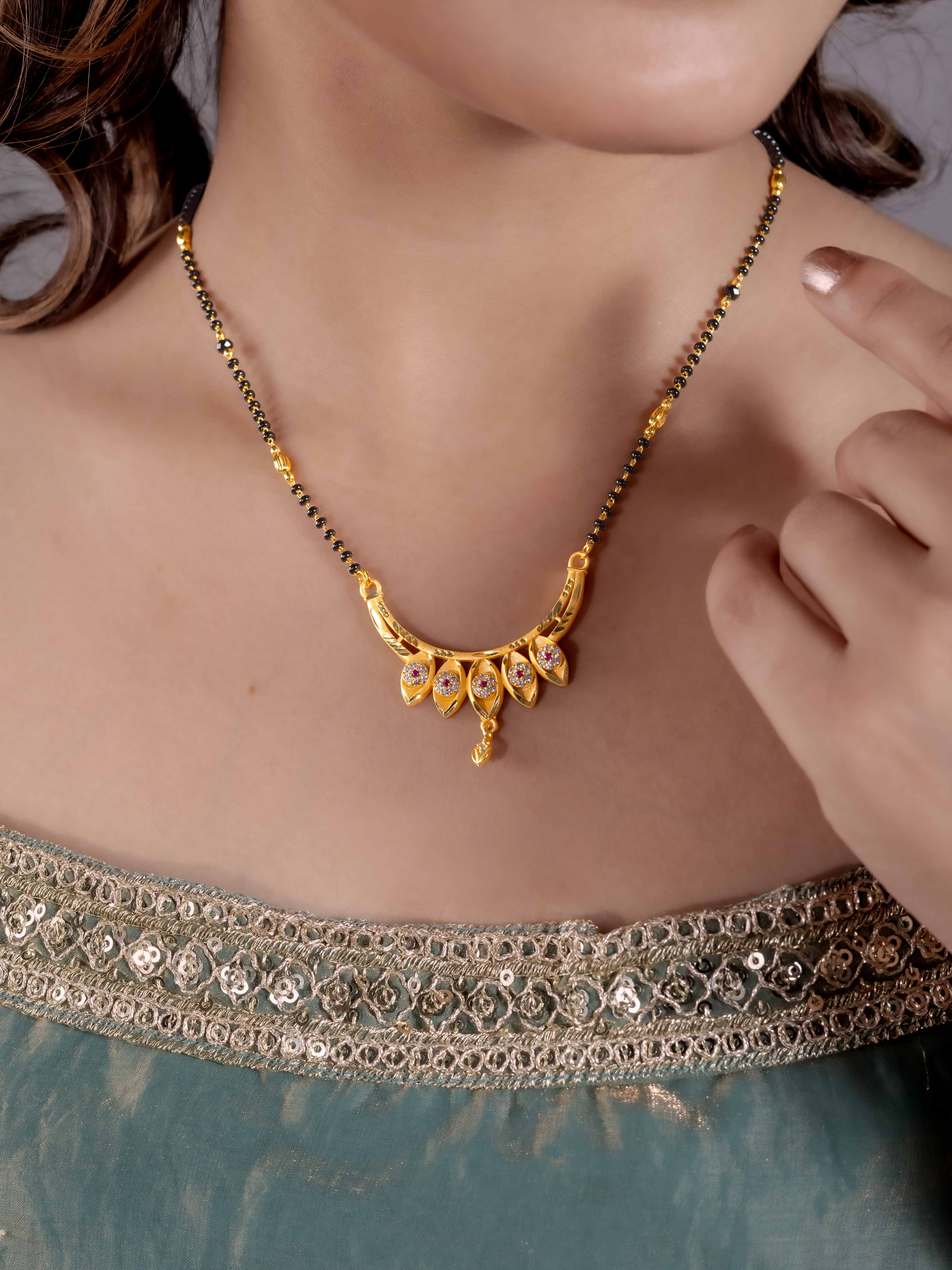 Elegant Gold Mangalsutra with Floral Pendant Design